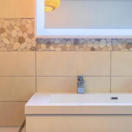 לינה וארוחת בוקר Espace Zen'ing 4*