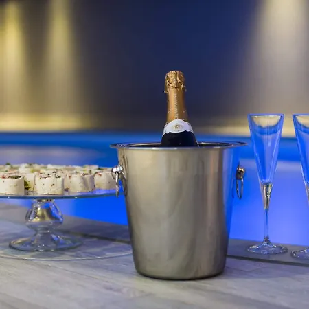 לינה וארוחת בוקר Espace Zen'ing 4*